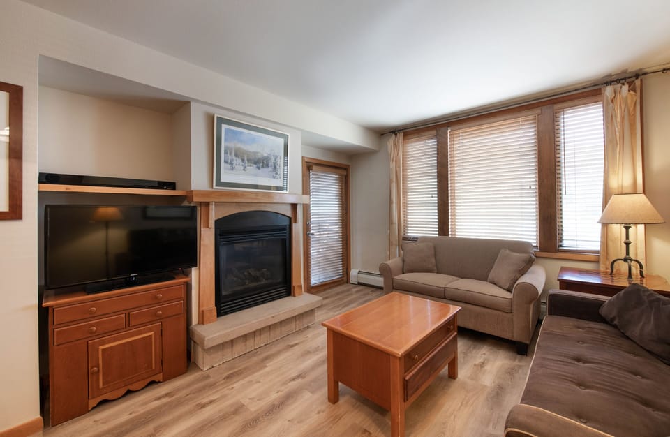 Condo, 2 Bedrooms | Living area