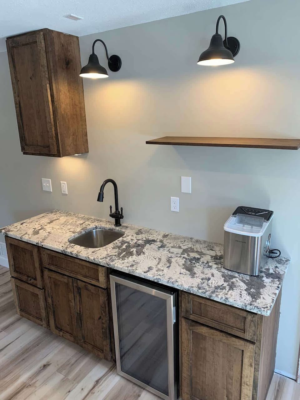 Granite wet bar, Ice maker, Beverage fridge.