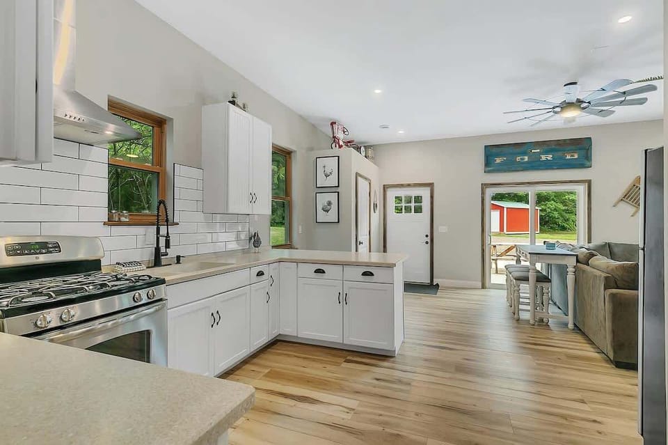 Fully stocked Kitchen, Gas Range.