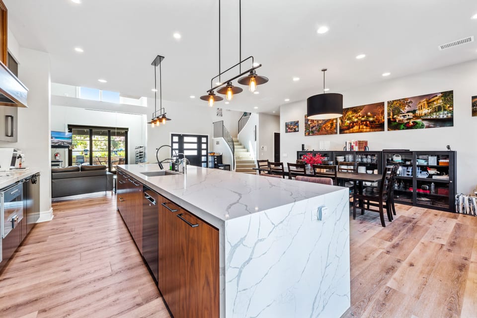 1F Kitchen & Dining Area