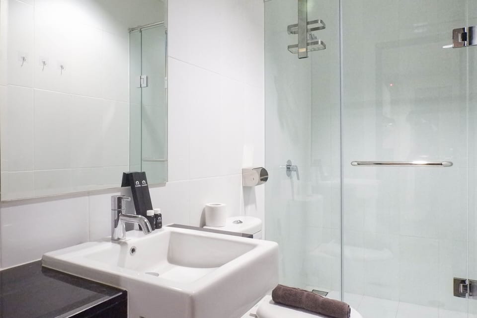 Room | Bathroom | Shower, free toiletries, towels