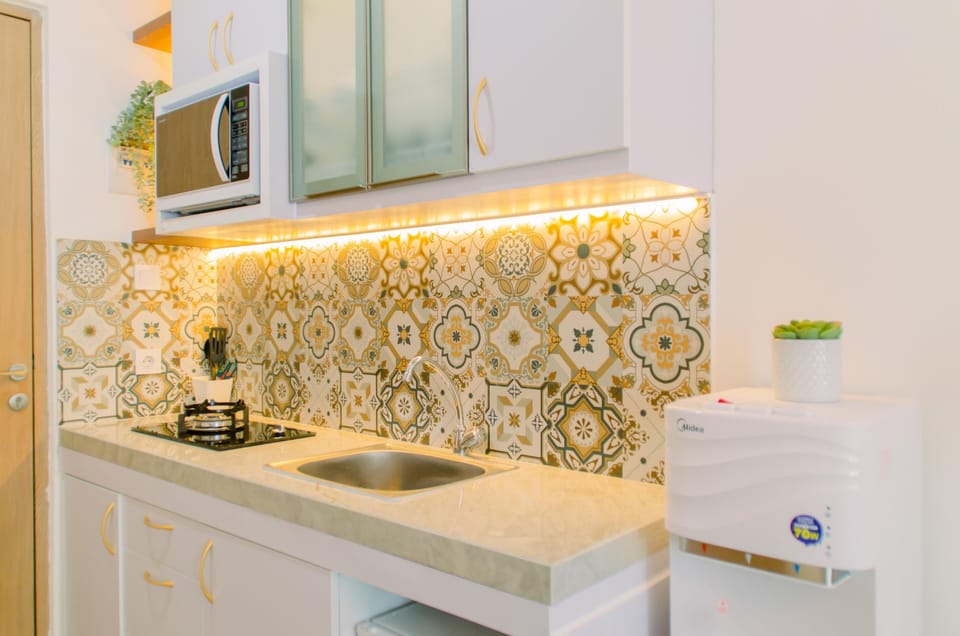 Room | Private kitchen | Fridge, microwave, stovetop, electric kettle