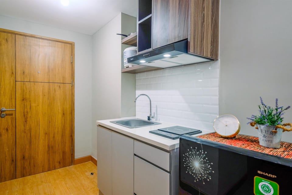 Room | Private kitchen | Fridge, stovetop, electric kettle, cookware/dishes/utensils