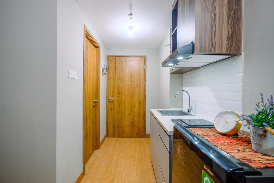 Room | Private kitchen | Fridge, stovetop, electric kettle, cookware/dishes/utensils