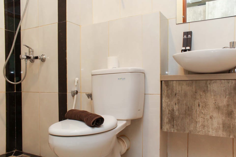 Room | Bathroom | Shower, free toiletries, towels, shampoo