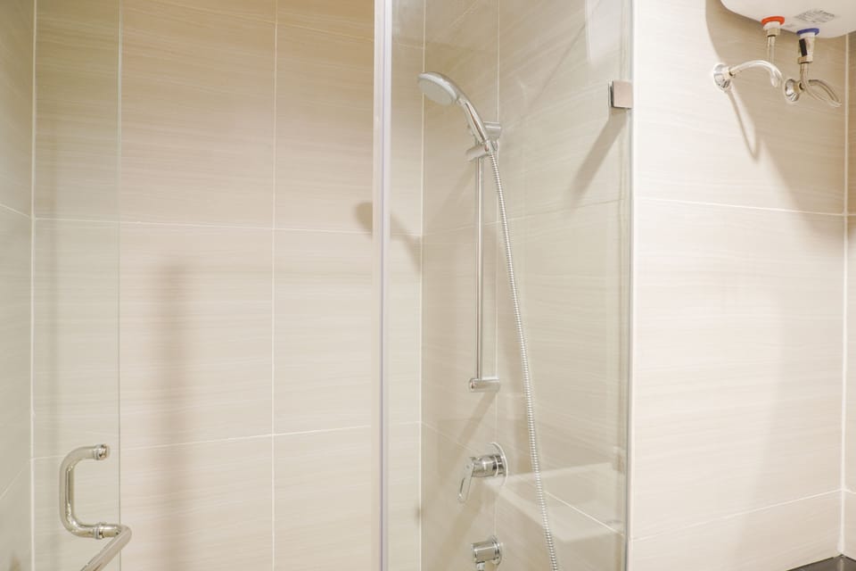 Room | Bathroom | Shower, free toiletries, towels