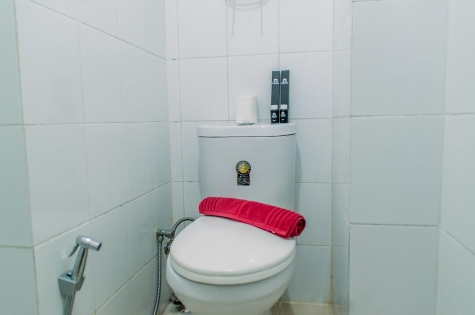 Room | Bathroom | Shower, free toiletries, towels, shampoo