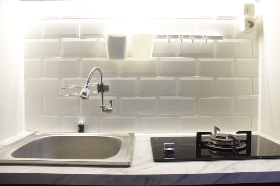 Room | Private kitchen | Fridge, stovetop, cookware/dishes/utensils