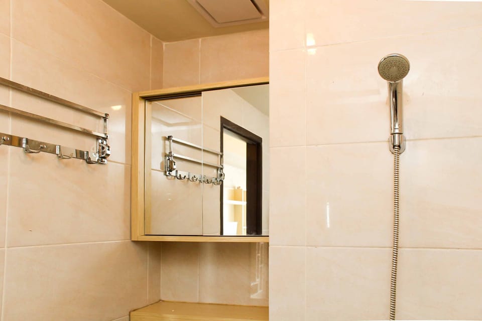 Room | Bathroom | Shower, free toiletries, towels, shampoo