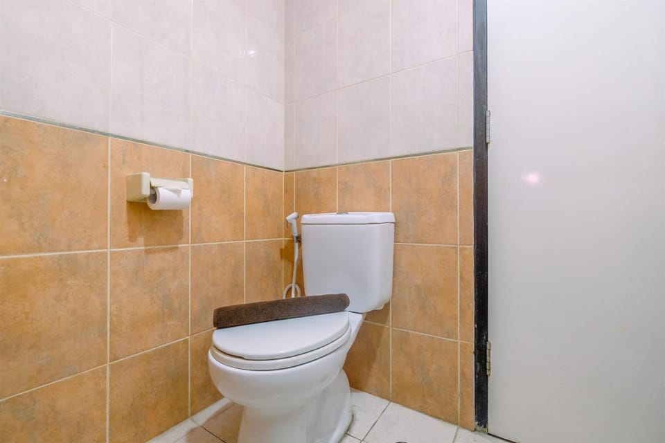 Room | Bathroom | Shower, free toiletries, towels