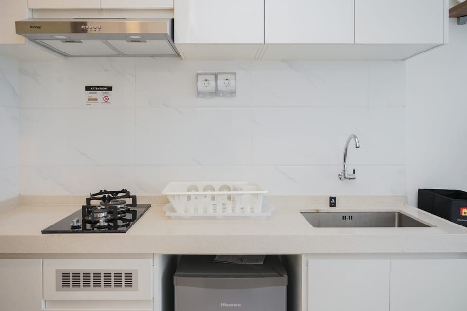 Fridge, stovetop, electric kettle, cookware/dishes/utensils