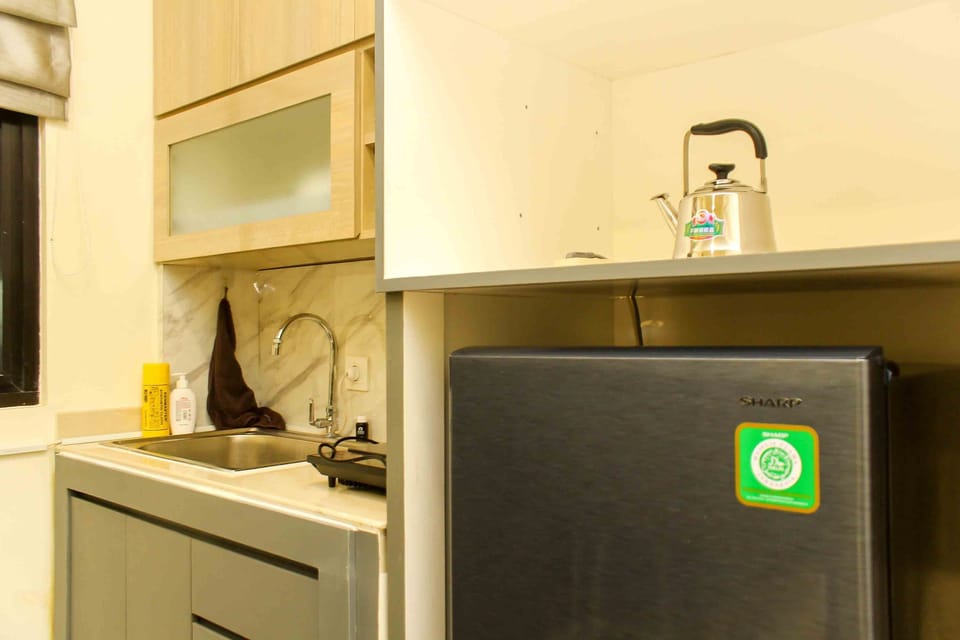 Room | Private kitchen | Fridge, stovetop, cookware/dishes/utensils, dining tables