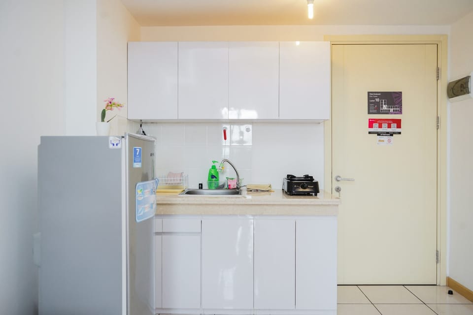 Room | Private kitchen | Fridge, stovetop, cookware/dishes/utensils