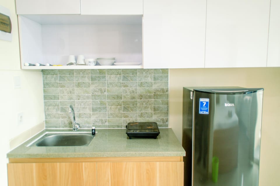 Room | Private kitchen | Fridge, stovetop, electric kettle, cookware/dishes/utensils