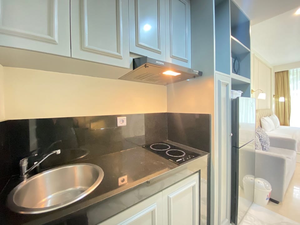 Room | Private kitchen | Fridge, stovetop, cookware/dishes/utensils