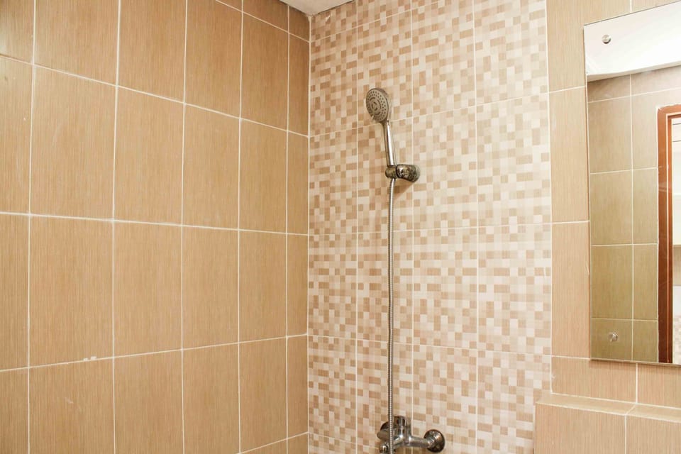 Room | Bathroom | Shower, free toiletries, towels, shampoo