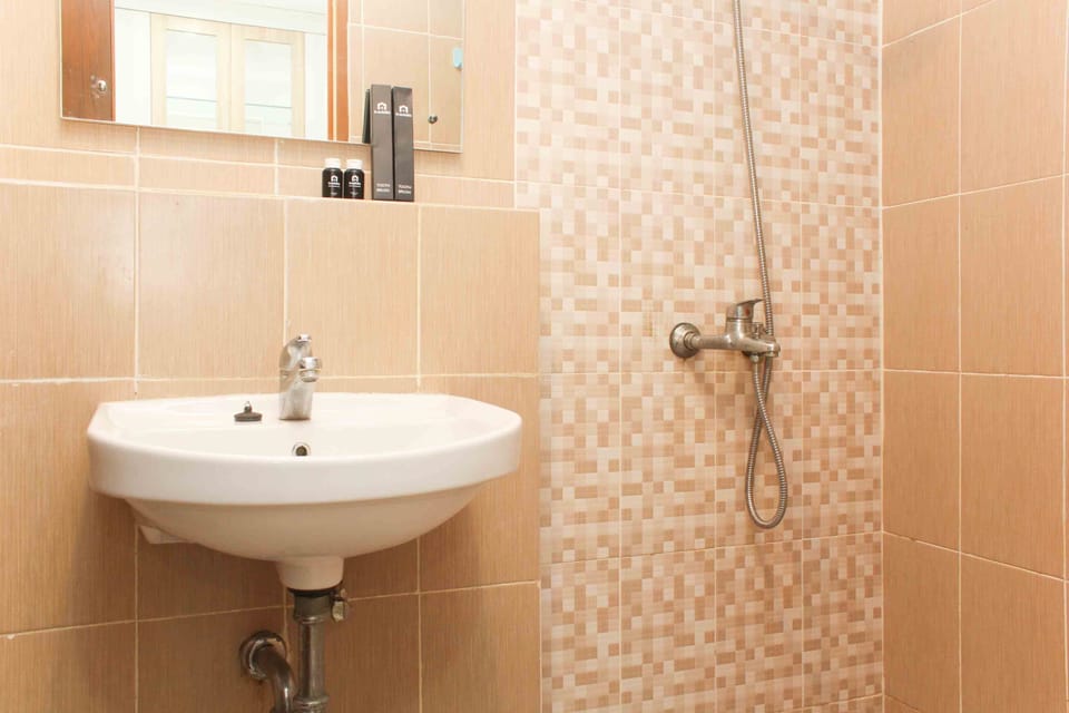 Room | Bathroom | Shower, free toiletries, towels, shampoo