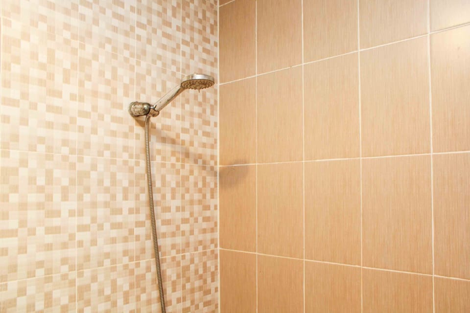 Room | Bathroom | Shower, free toiletries, towels, shampoo