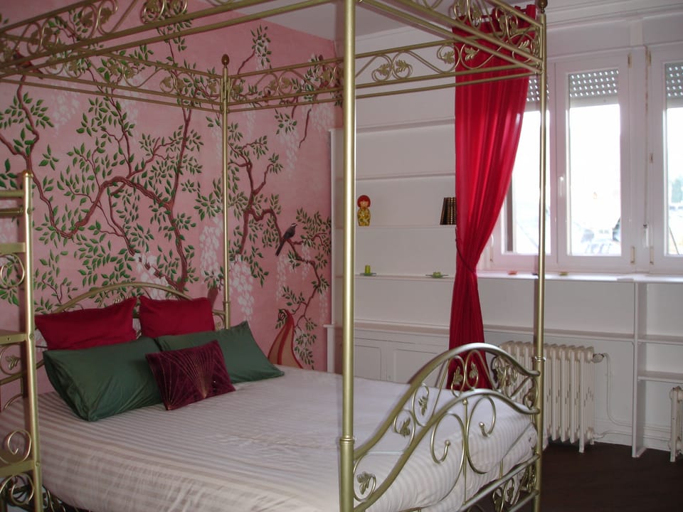 Romantic Room | Premium bedding, free WiFi, bed sheets