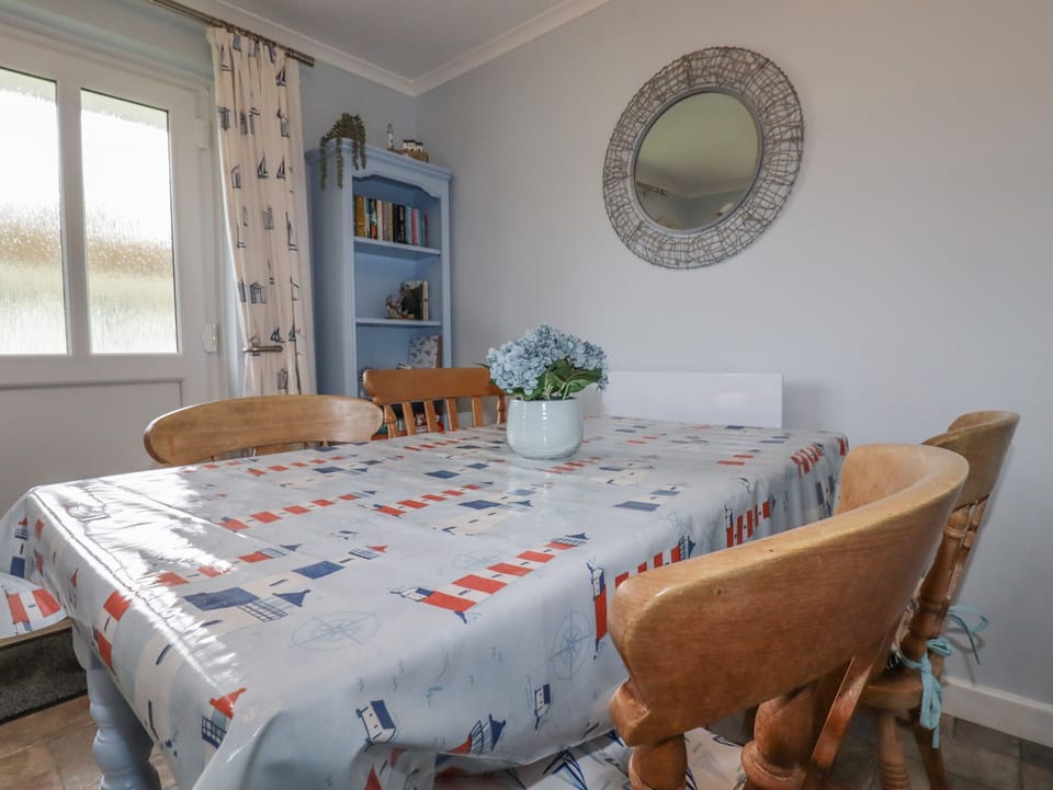 Cottage | Dining