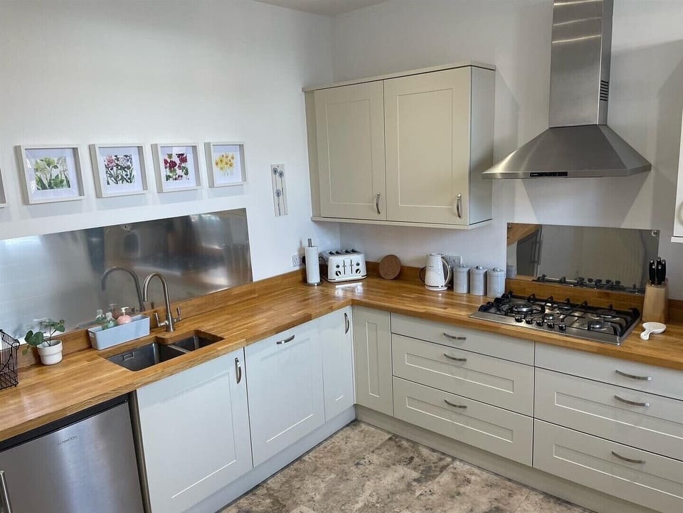 Spacious kitchen 