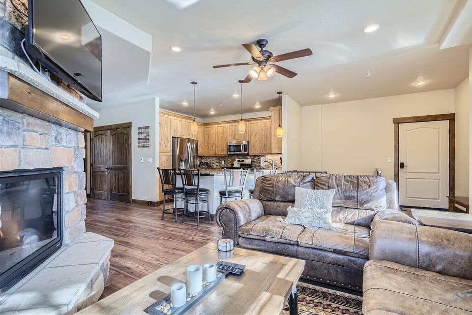 COM15 Upper Living