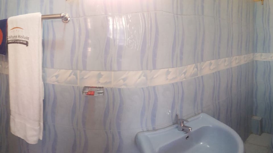 Combined shower/tub, towels