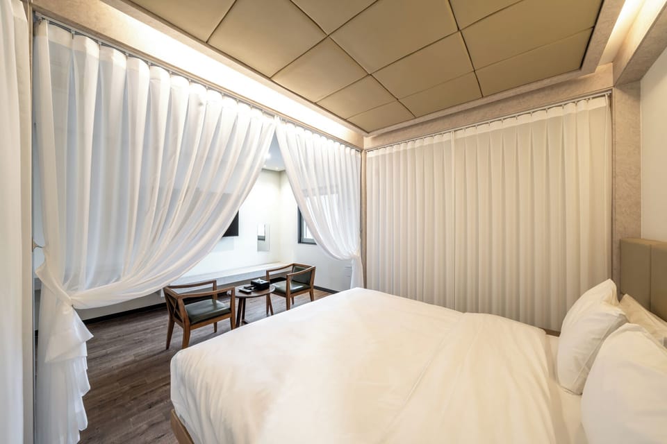 Deluxe Double Room, 1 King Bed, Non Smoking | Down comforters, in-room safe, individually decorated