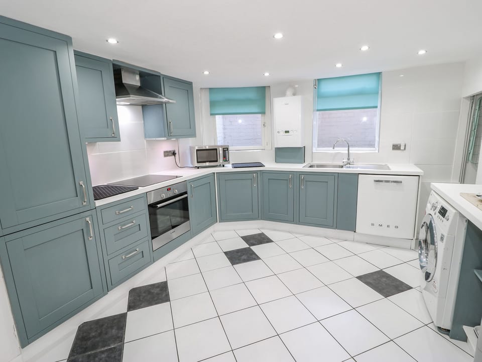 Cottage | Private kitchen | Fridge, dishwasher, electric kettle, toaster