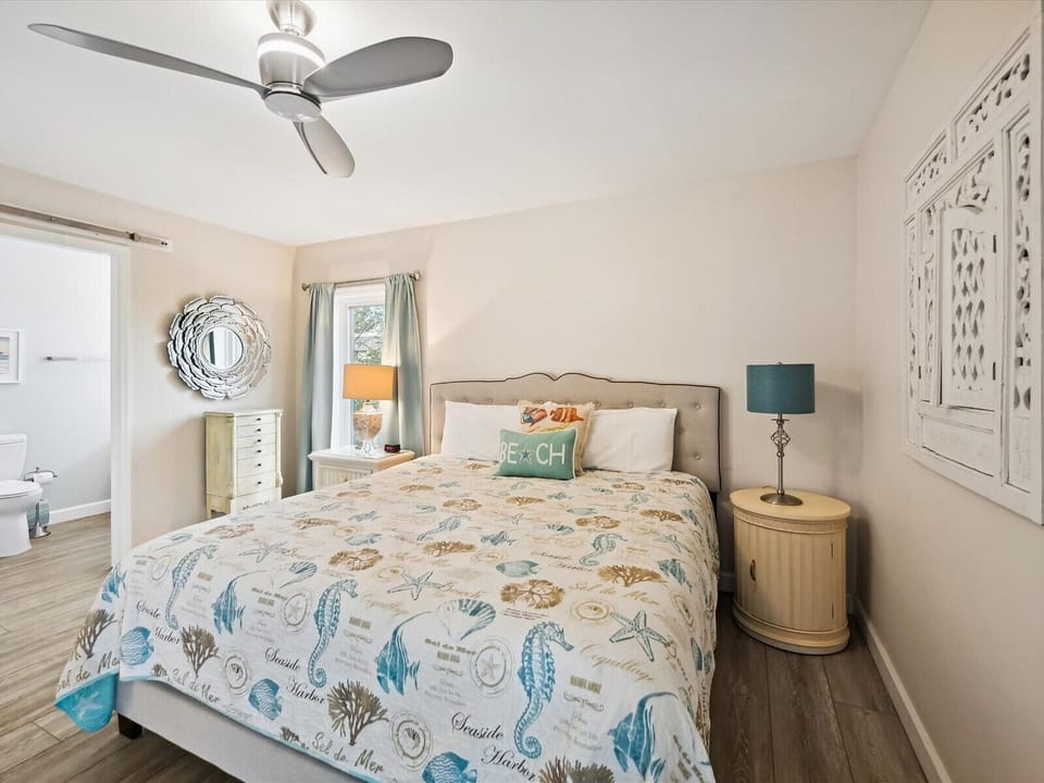 Guest Bedroom at 506 Shorewood
