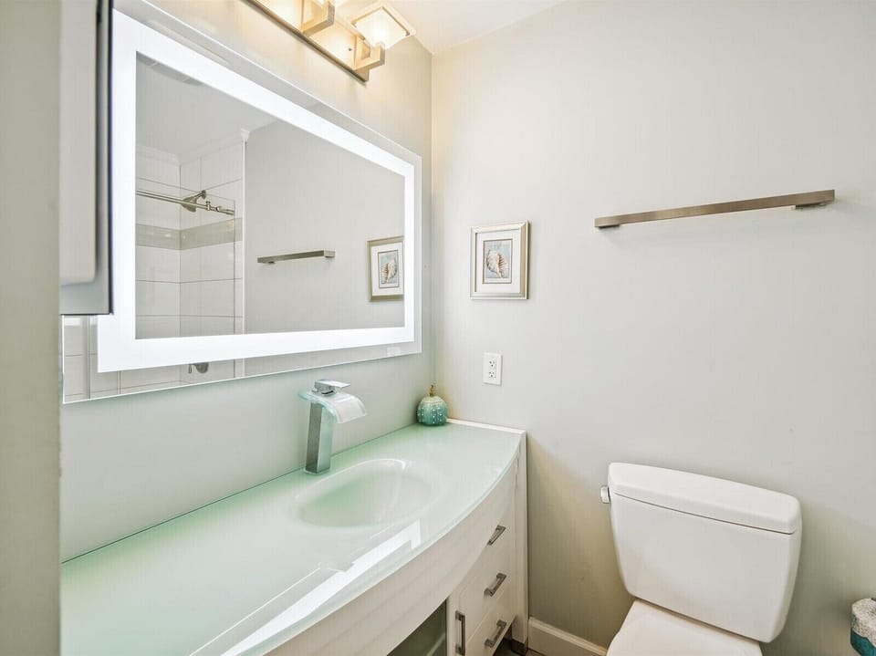 Shared Hall Bathroom at 506 Shorewood
