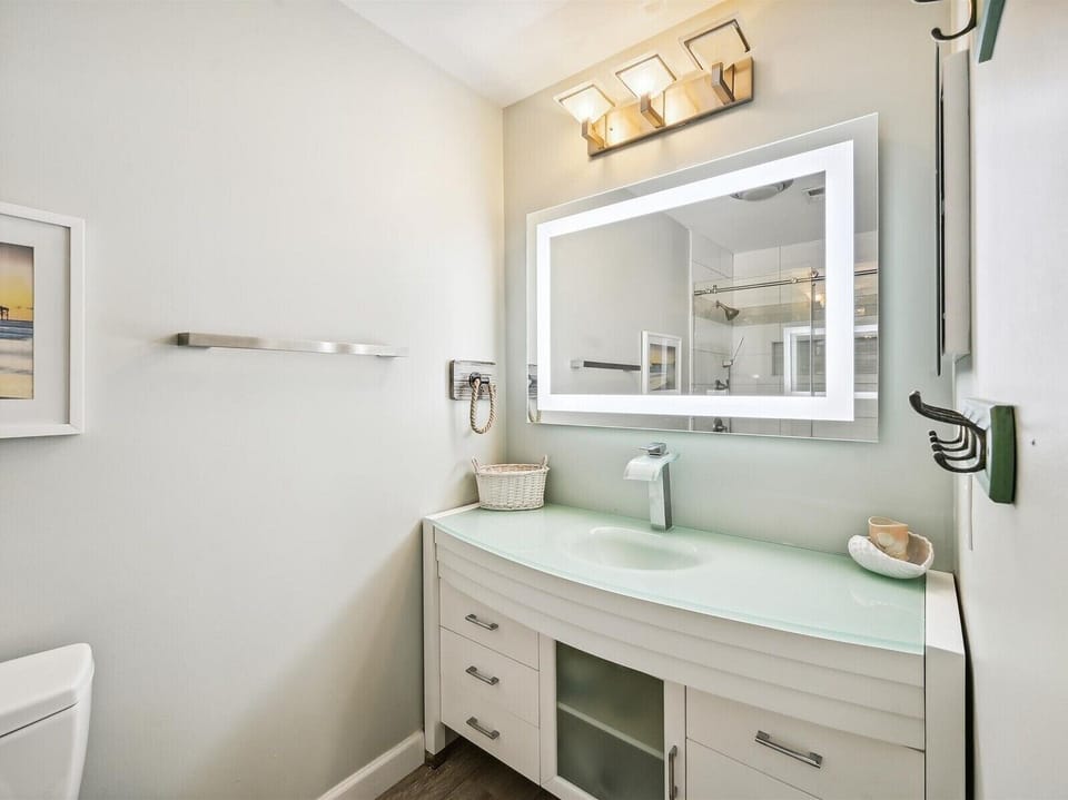 Private Guest Bathroom at 506 Shorewoo
