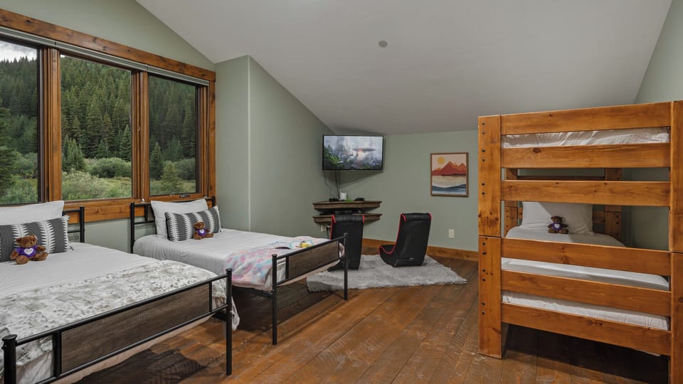 Bedroom 6, Upstairs Apartment - Twin x4 bedroom with video game nook