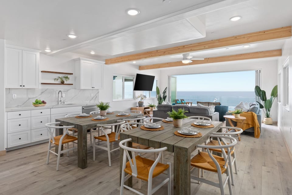 Spacious Dining with a Fantastic View