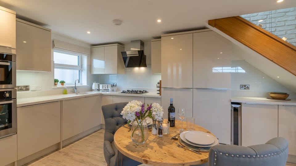 Kitchen, dining area, Hillview Hideaway, Bolthole Retreats