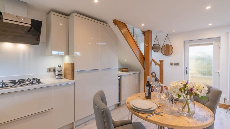 Kitchen-dining area, Hillview Hideaway, Bolthole Retreats