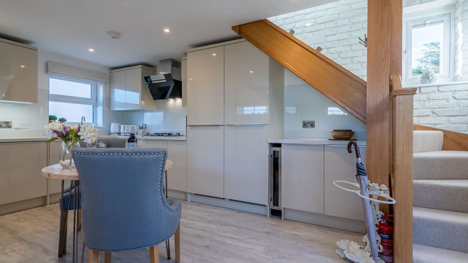 Open plan dining-kitchen, stairs, Hillview Hideaway, Bolthole Retreats
