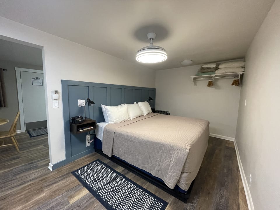 semi private king bedroom