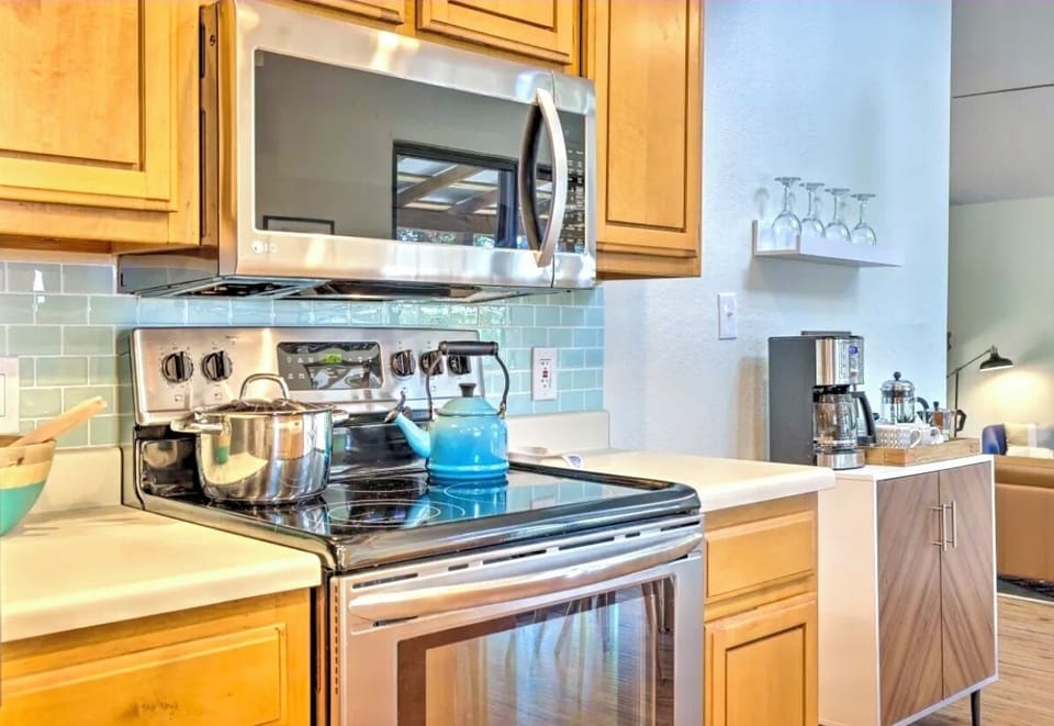 You'll find everything you need in this well stocked kitchen. Modern appliances, cooking utensils, Vitamix blender, toaster, electric kettle, slow cooker, pots, pans, cutting boards... You'll feel right at home.