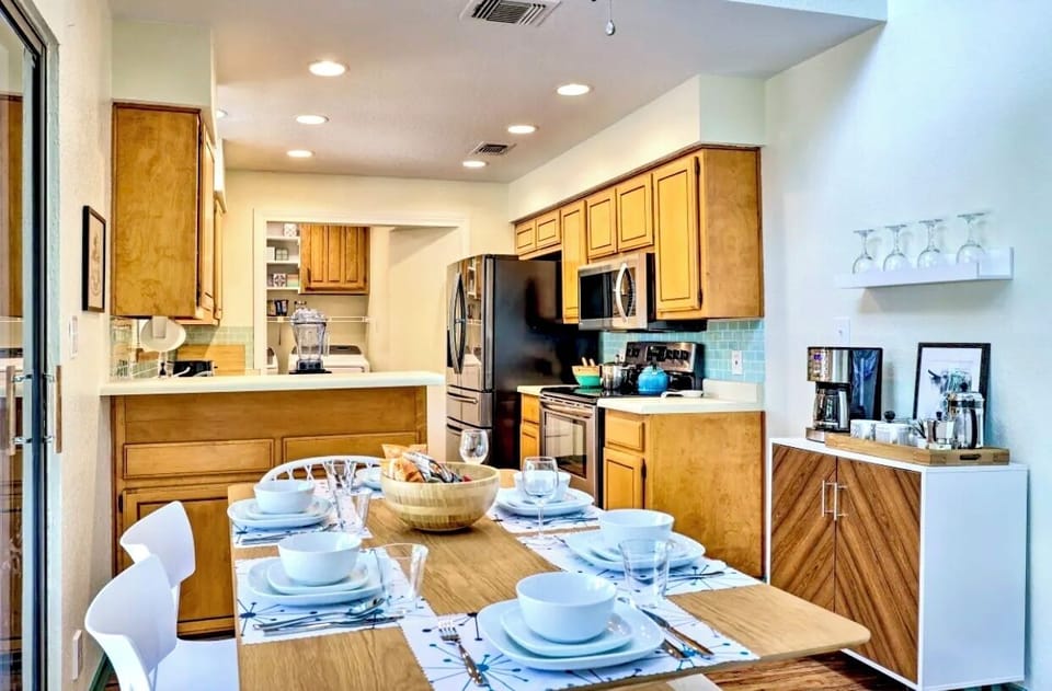 Comfortable seating for six at the kitchen table. High ceiling, natural light and more lake views. 