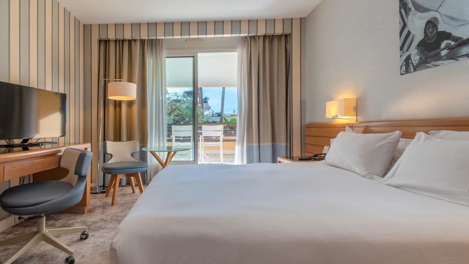 Premium Room, 1 Double Bed, Balcony, Garden View | Minibar, in-room safe, desk, laptop workspace