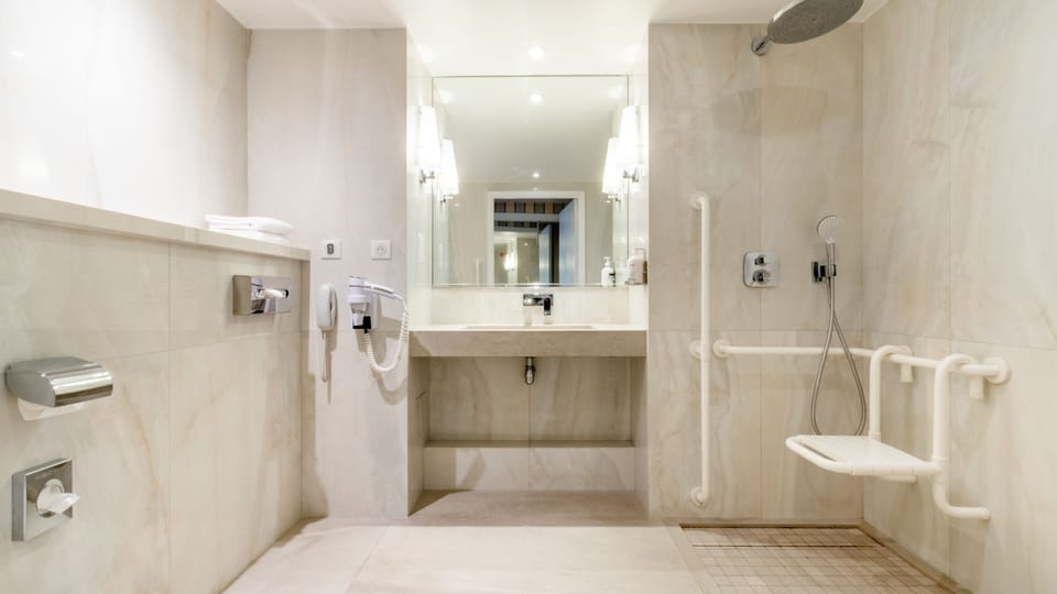 Combined shower/tub, hair dryer, towels