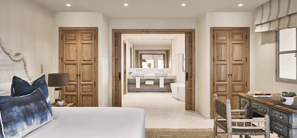 Suite (Chiquita) | Minibar, in-room safe, individually decorated, individually furnished