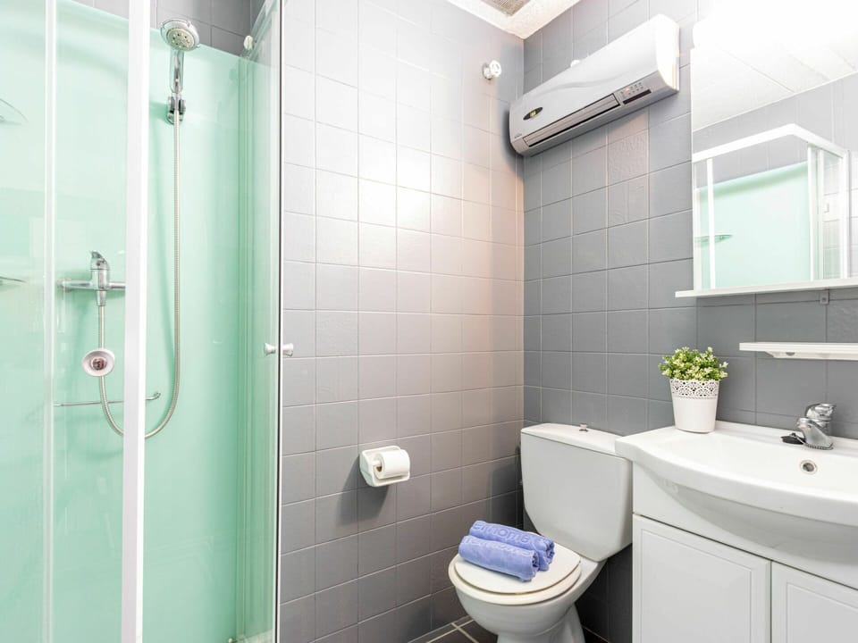 Plumbing Fixture, Property, Photograph, Mirror, Sink, Green, Product, Purple, Bathroom