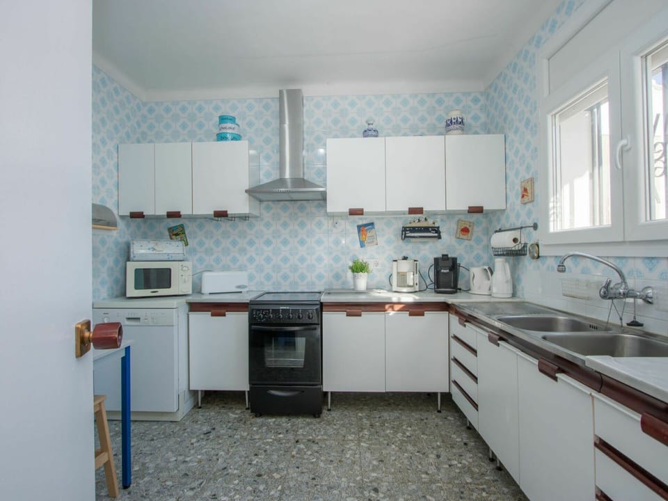 Countertop, Cabinetry, Kitchen Sink, Tap, Sink, Property, Furniture, Plumbing Fixture, Window, Blue
