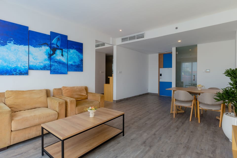 Junior Suite | Minibar, in-room safe, desk, laptop workspace