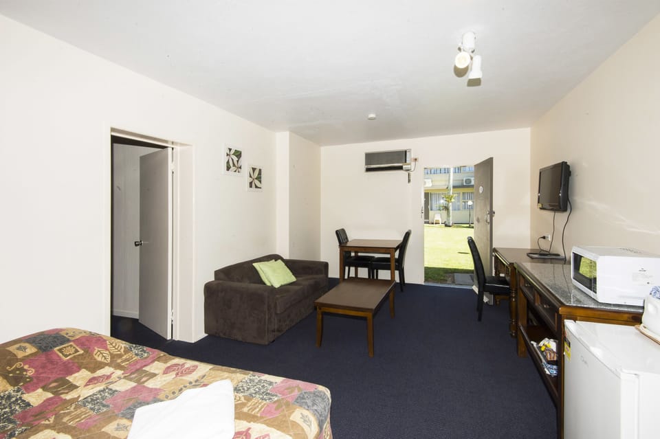 Deluxe Room (Twin) | Desk, laptop workspace, iron/ironing board, free WiFi