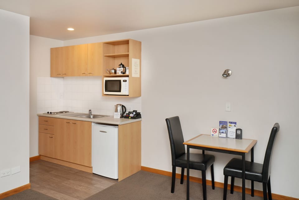 Executive Apartment, 1 Bedroom, Kitchen | Soundproofing, iron/ironing board, WiFi (free), bed sheets