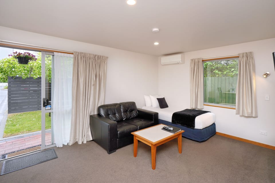 Executive Apartment, 1 Bedroom, Kitchen | Soundproofing, iron/ironing board, WiFi (free), bed sheets