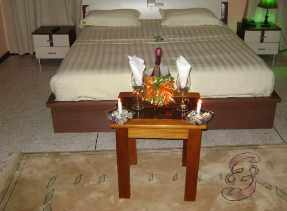 Executive Suite | Premium bedding, rollaway beds (surcharge), WiFi (free)